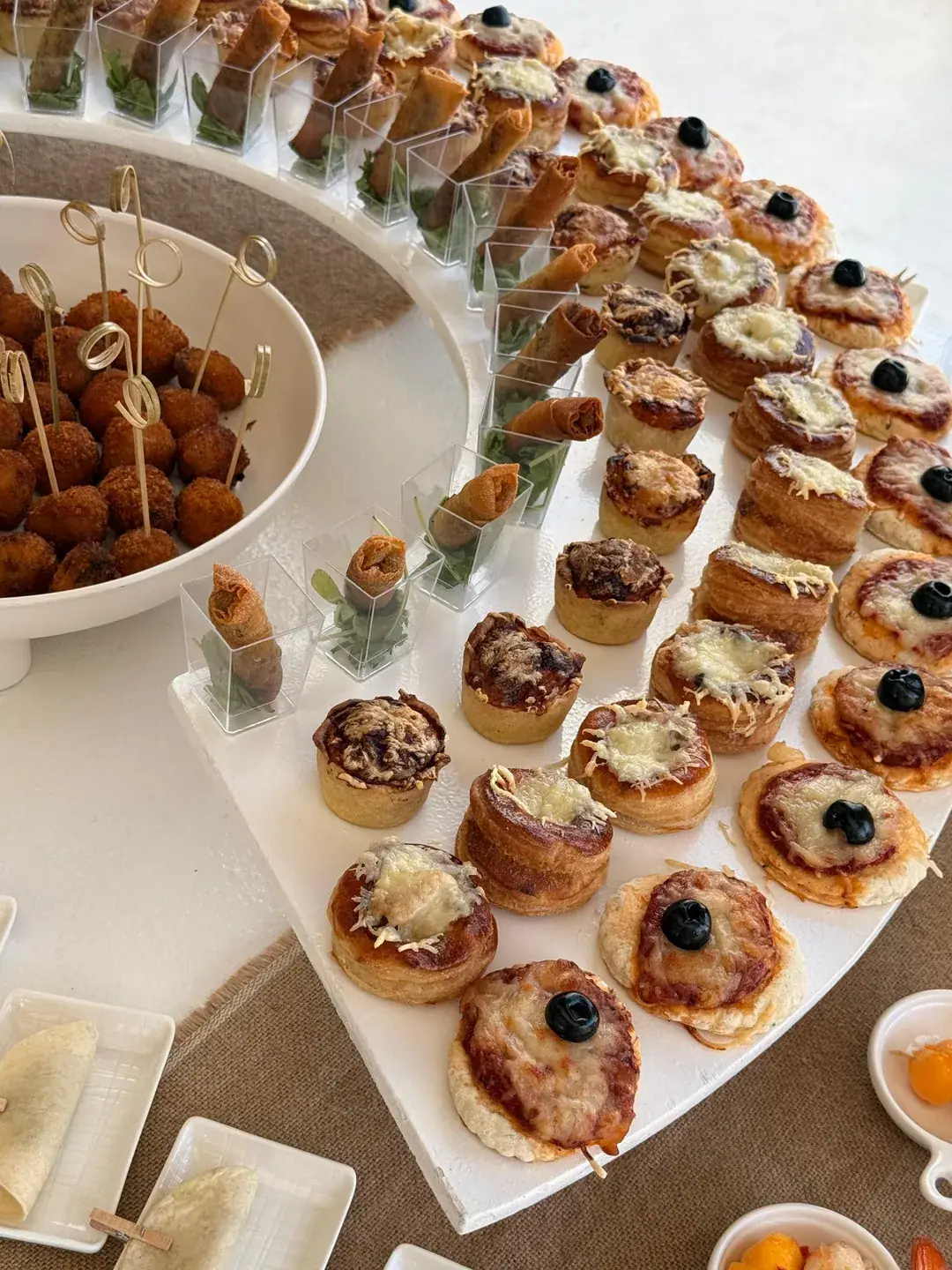 Mini-pizzas et brochettes préparées en cuisine
