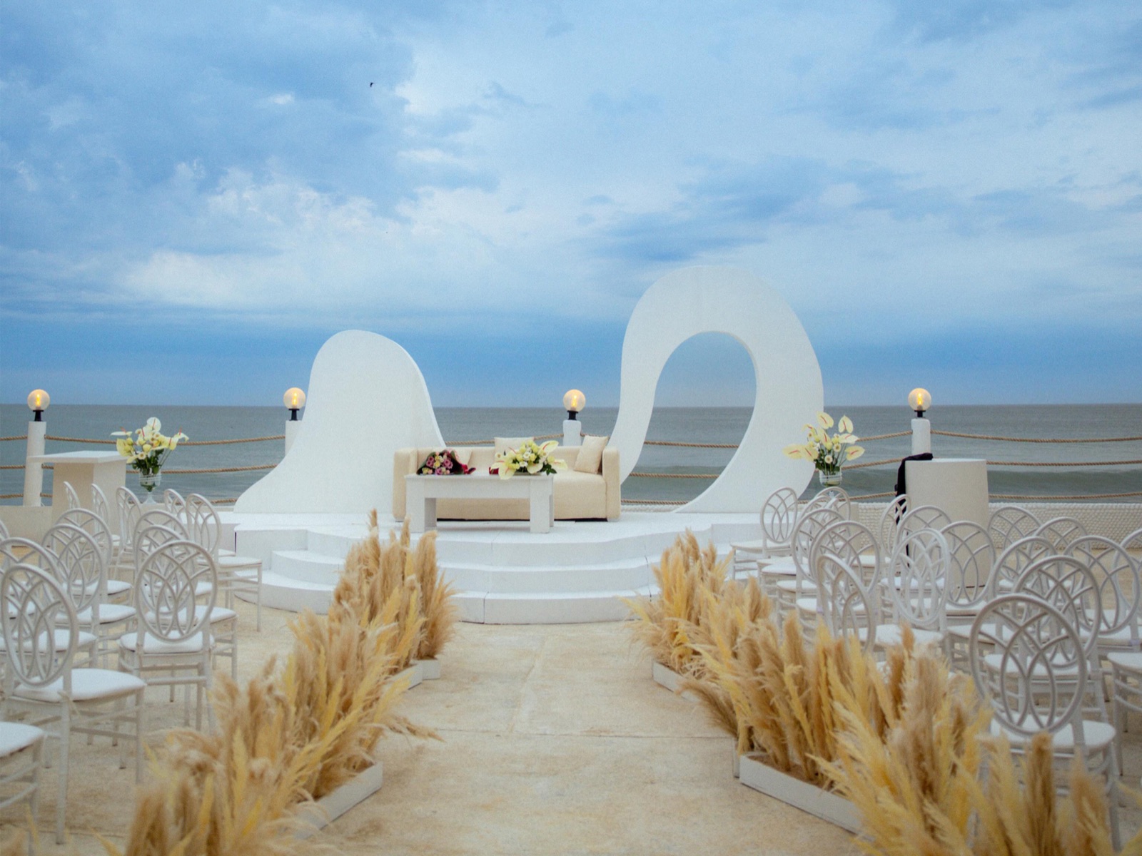 Cérémonie dressée sur la terrasse du Jet Café Beach, face à l'océan