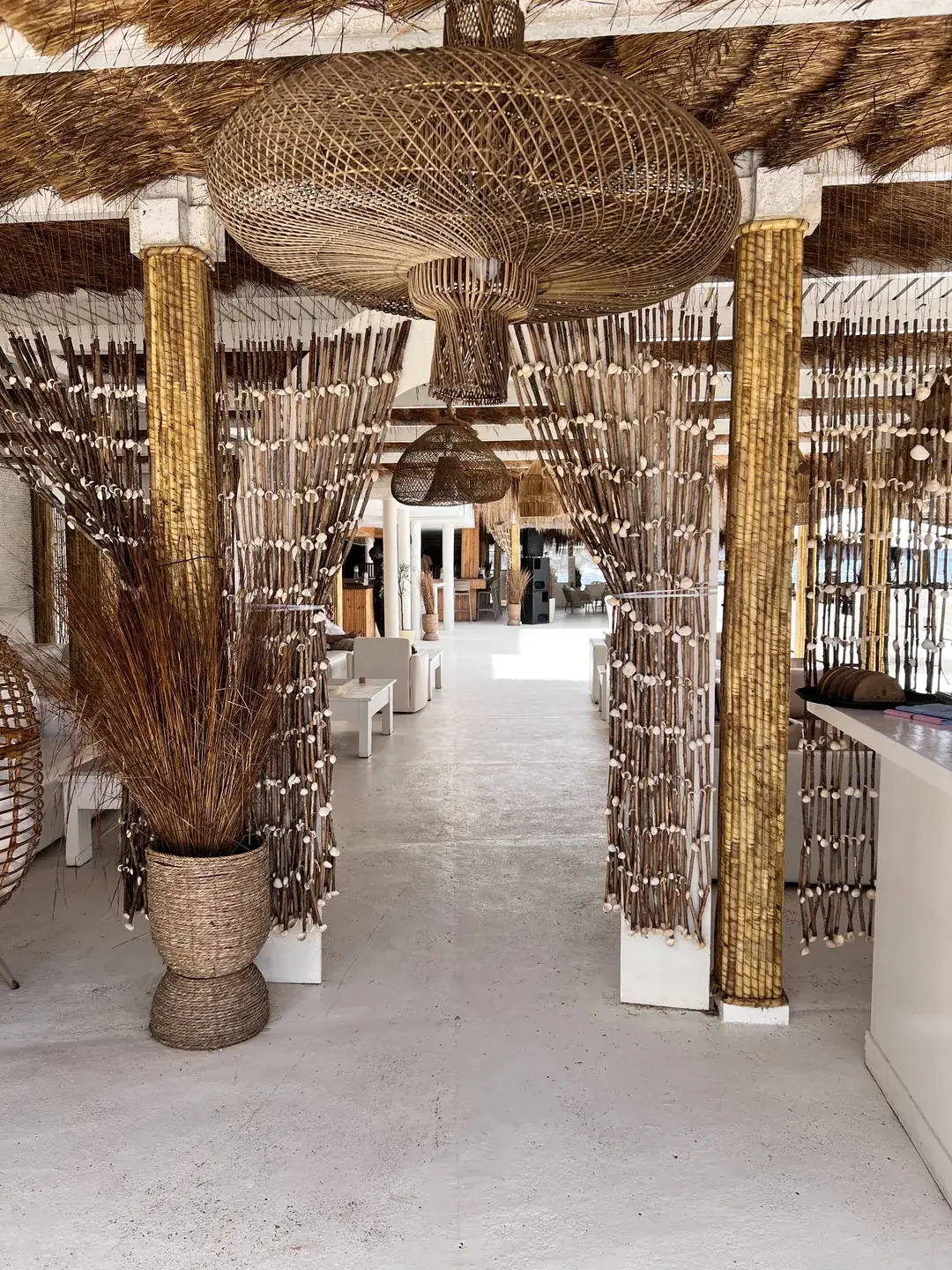 L'entrée, sous les rideaux de coquillages
