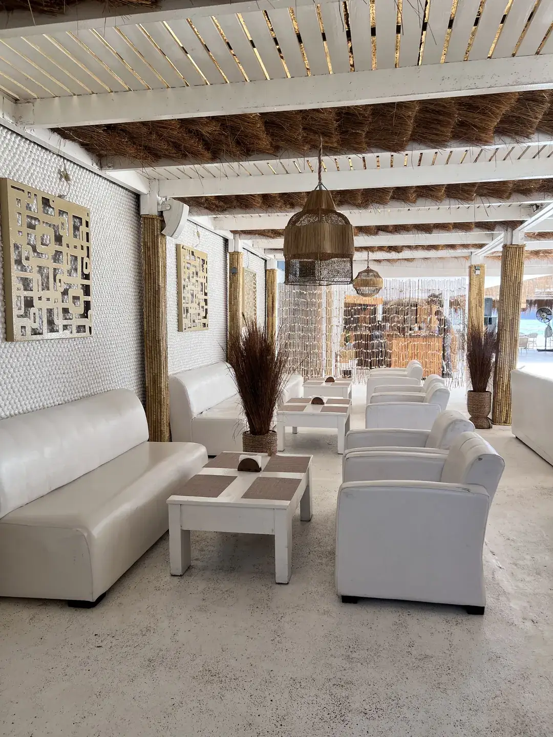 Le salon intérieur, banquettes blanches et tables basses