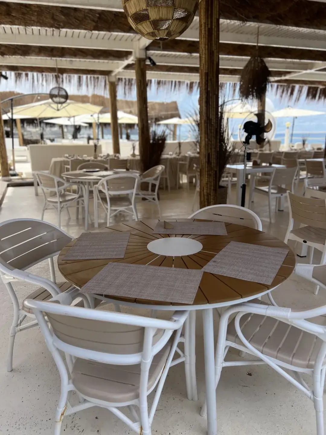 Une table ronde, en rotin blanc