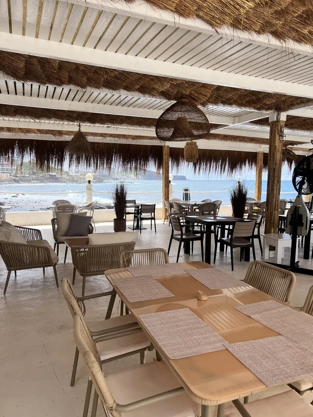 La terrasse du Jet Café Beach, tables face à l'océan